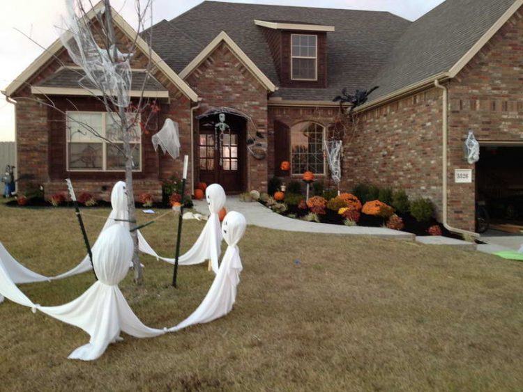 outdoor halloween decorations with ghosts