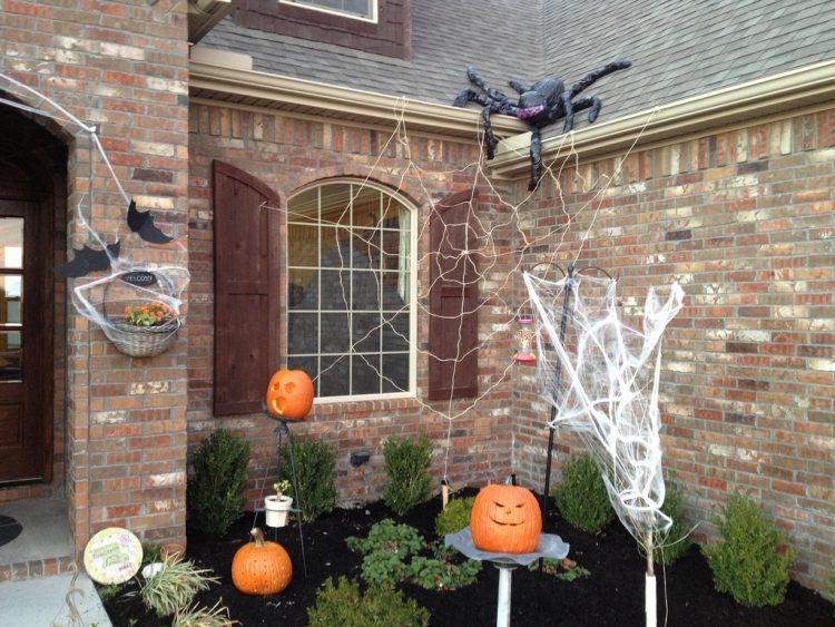 front yard decor with pumpkins