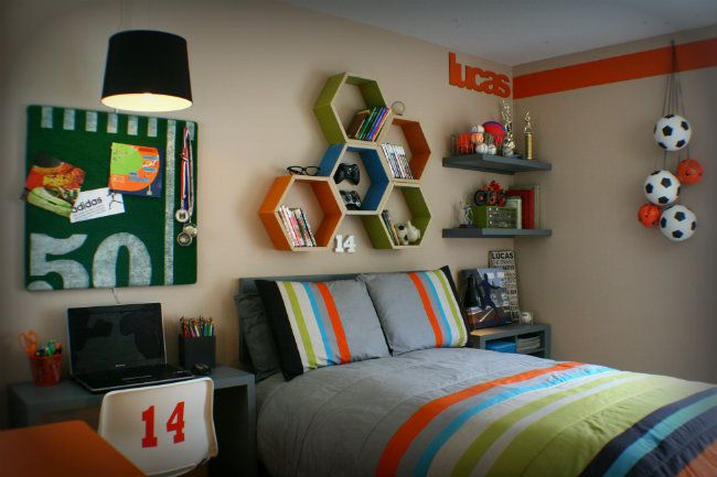 boys bedroom with hanging shelves