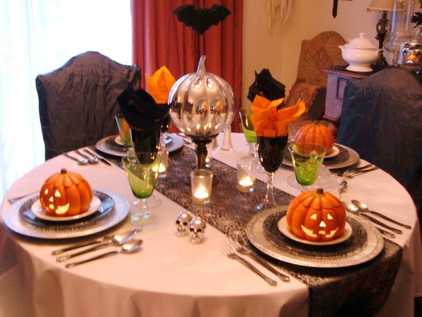 halloween table with jack-o-lanters