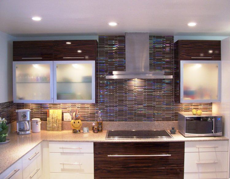 kitchen-cabinet-with-frosted-glass-door-combined-with-glass-mozaic-backsplash