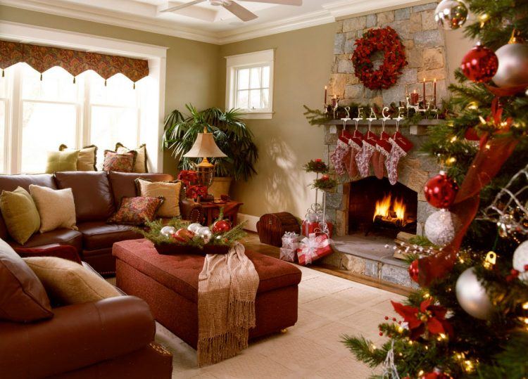 living room with wreath over mantel