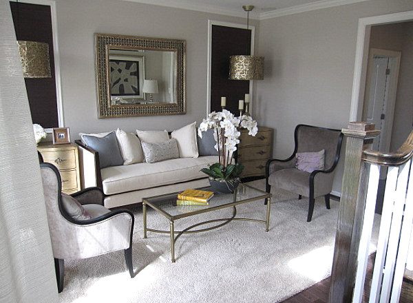 living room with carpet and mirror