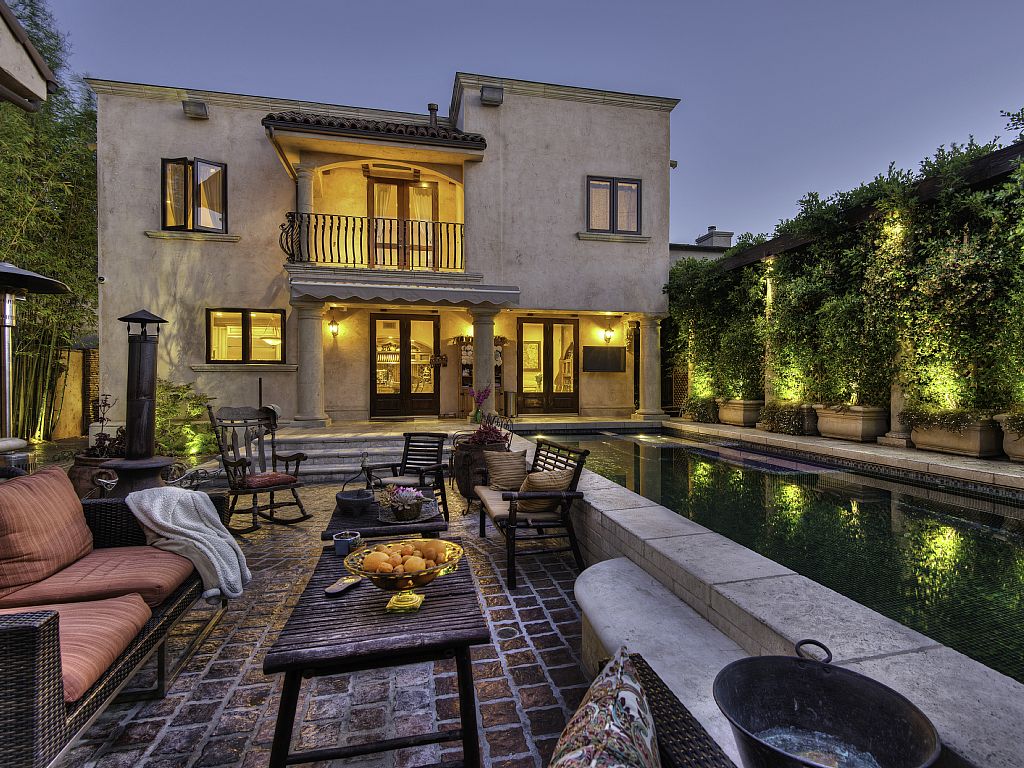 10 Beautiful Beverly Hills Backyards