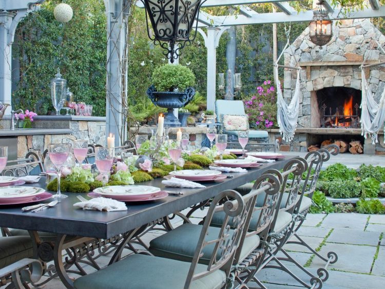 outdoor victorian style dining space