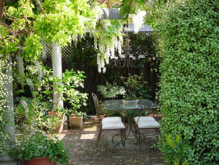 garden area with tables and chairs