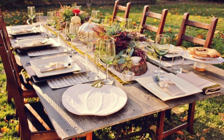 outdoors-thanksgiving-table