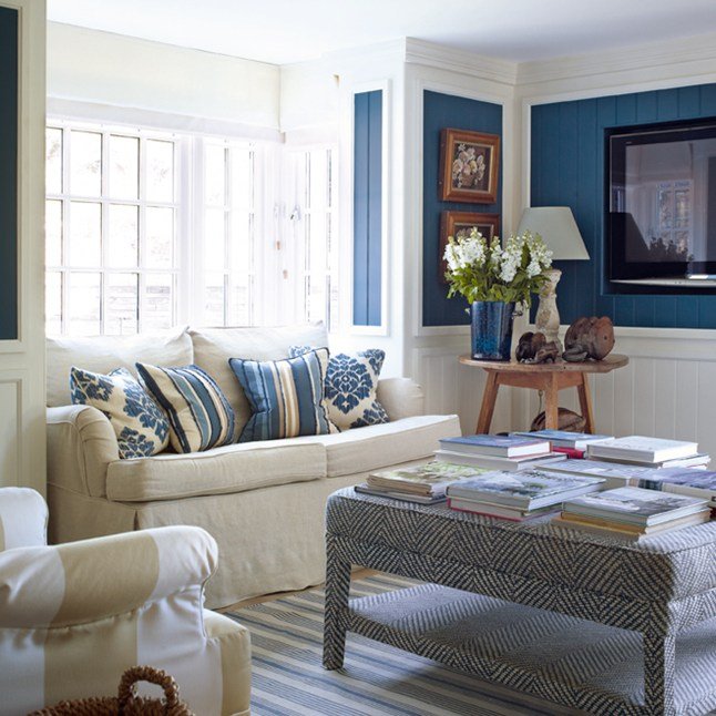 living room with ottoman/table combo