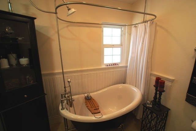 simple classic bathroom set up