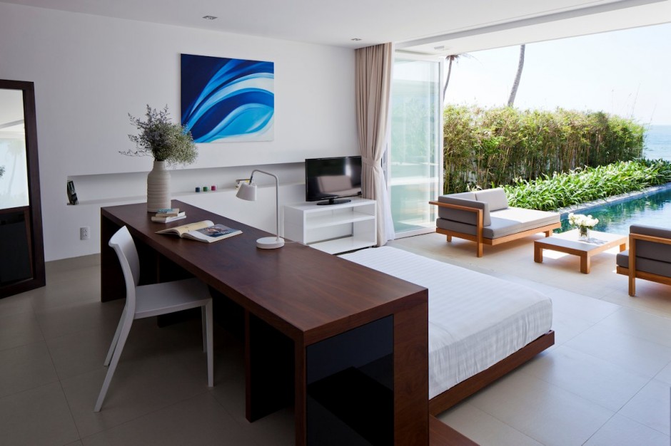10 Beautiful Master Bedrooms with Desk Setups