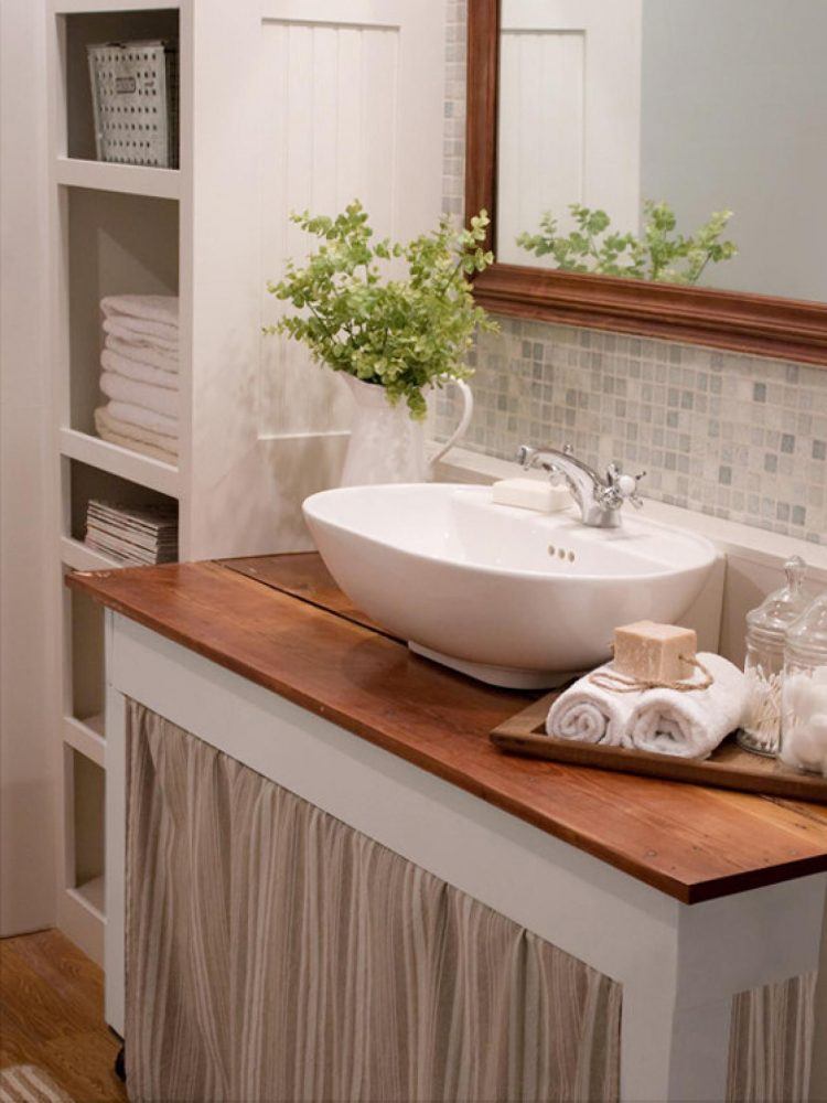 simple bathroom with vessel sink