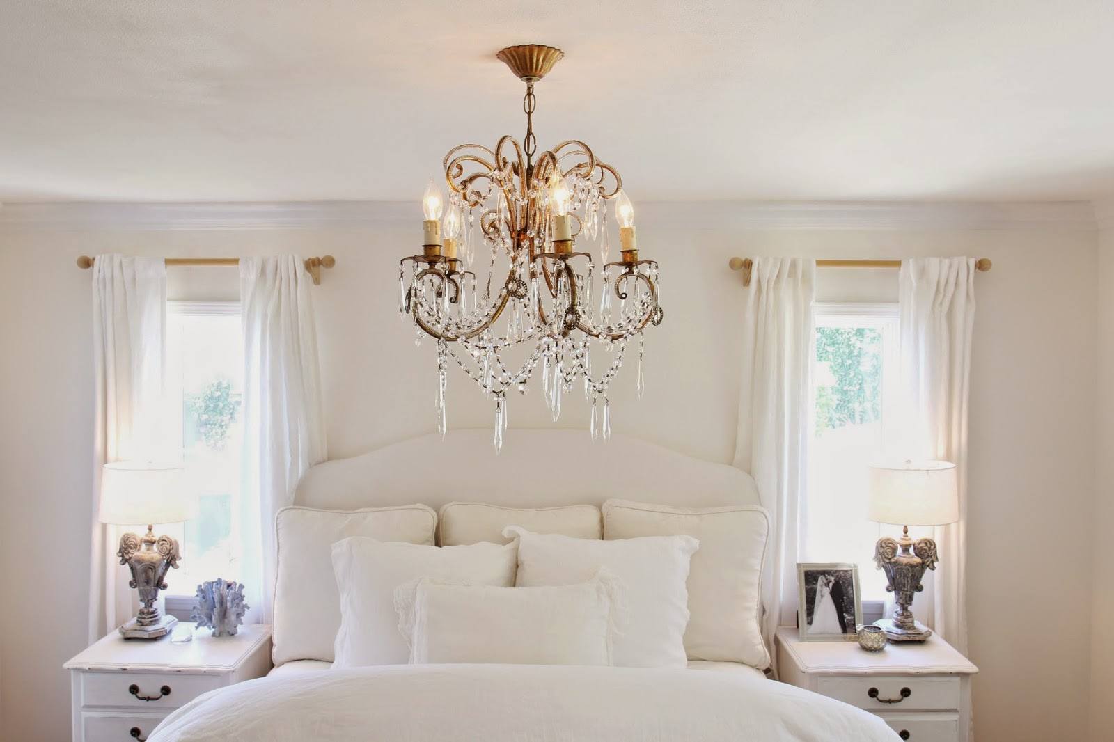 20 Master Bedroom Designs With Chandeliers