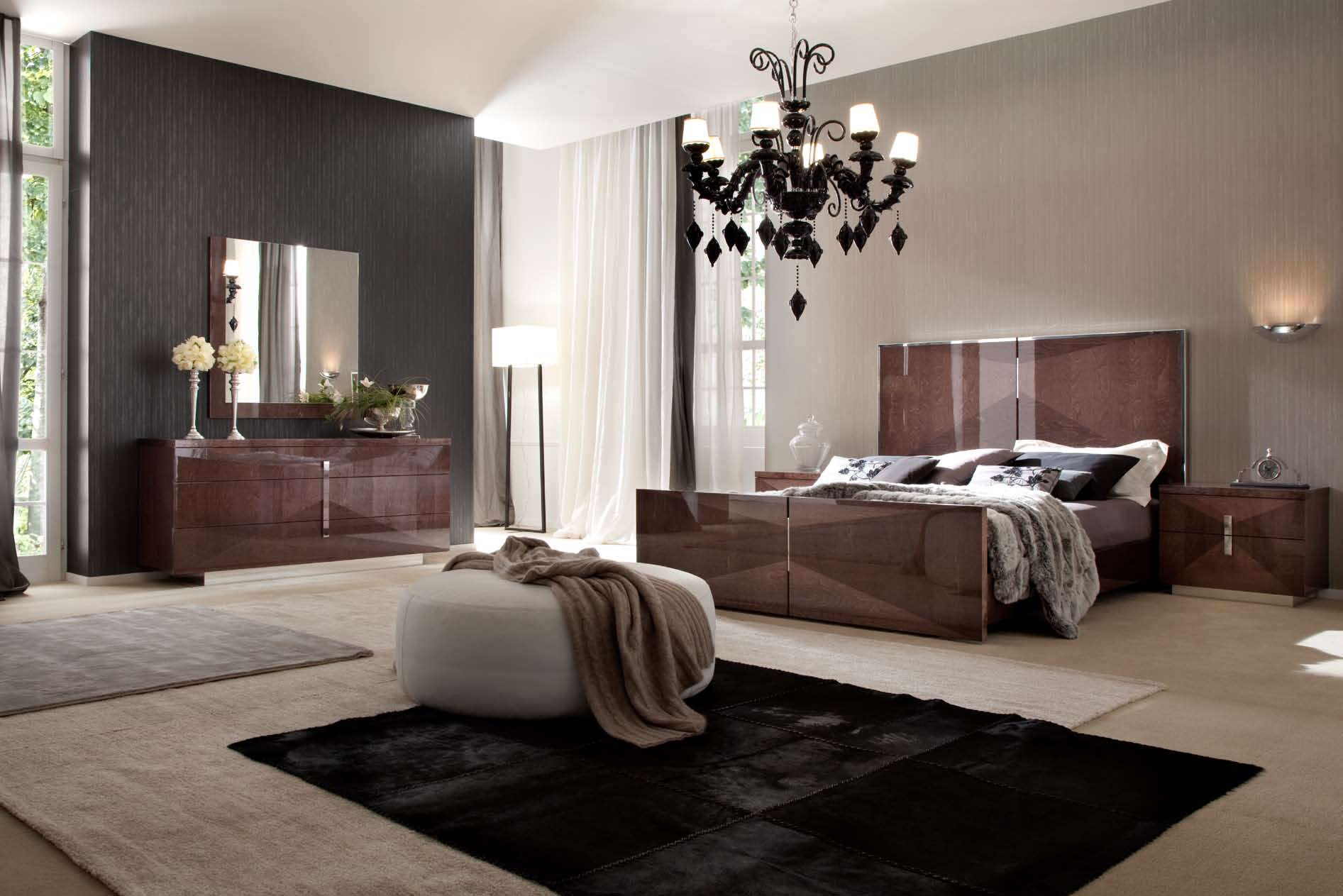 20 Master Bedroom Designs With Chandeliers