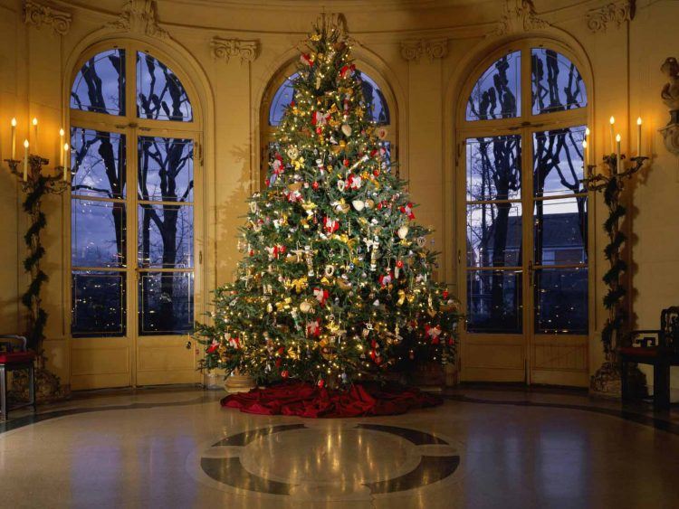 christmas tree with large angel 