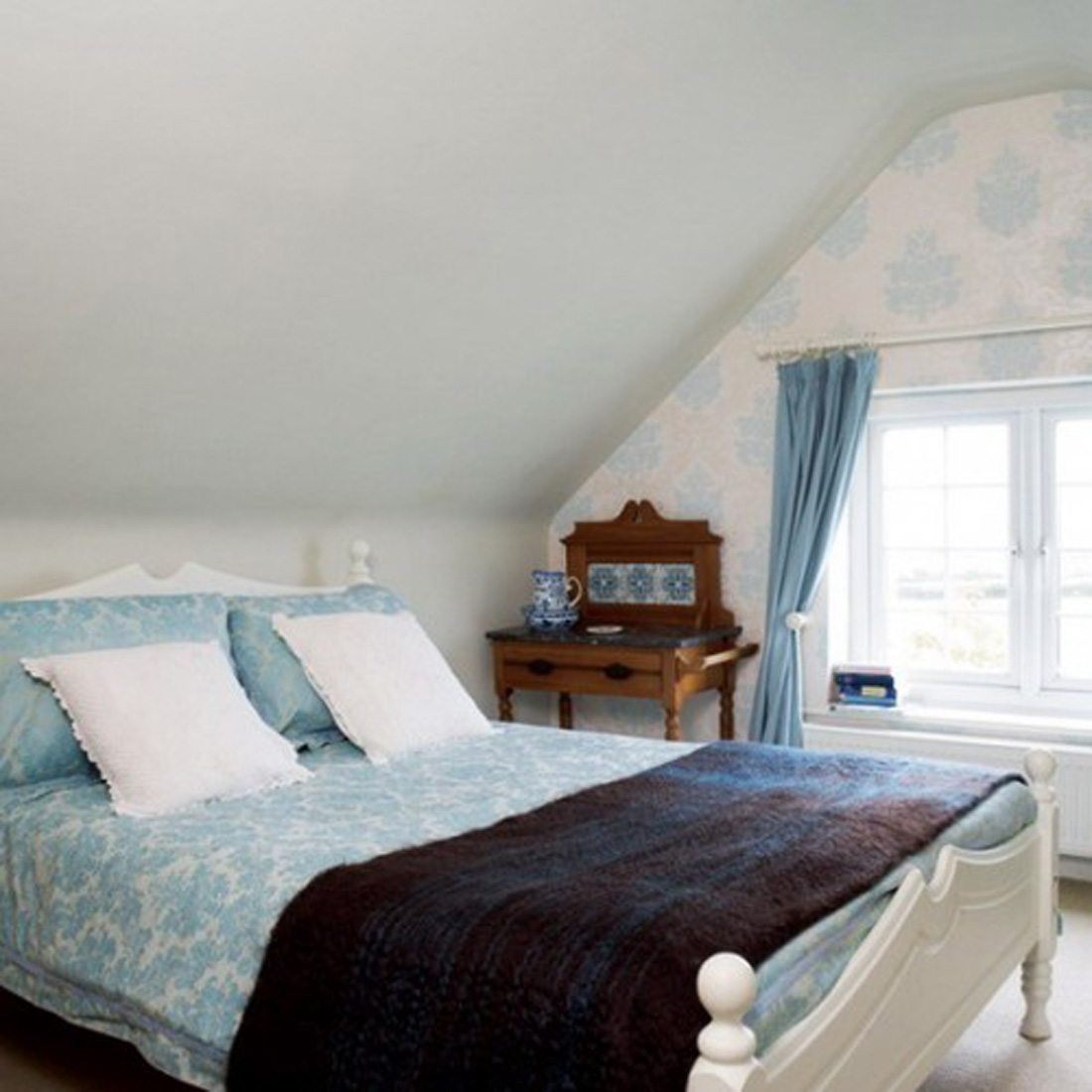 10 Luxurious Attic Designs with King Sized Beds