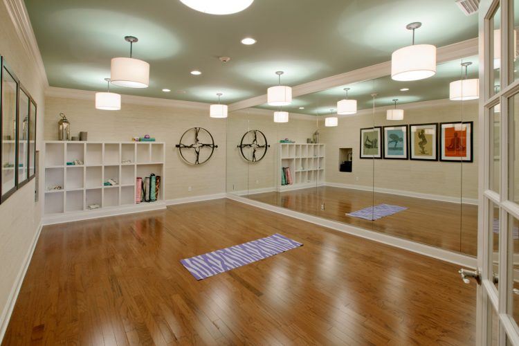 I love the dark ceiling and the lights – yogaroom  Yoga room design, Yoga  studio design, Yoga studio design ideas