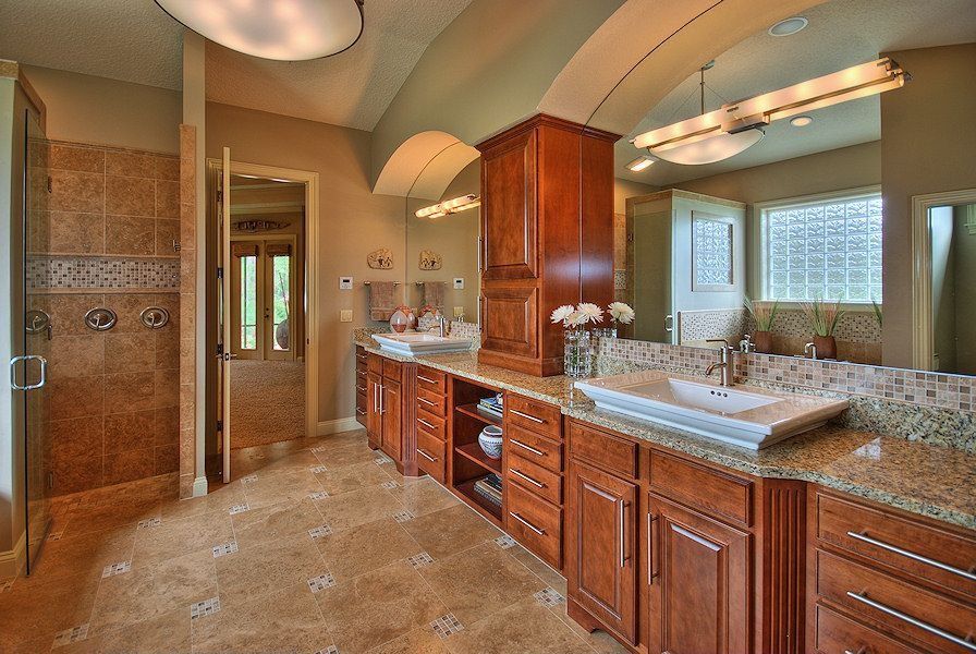15 Bathrooms With Beautiful Stone Backsplash