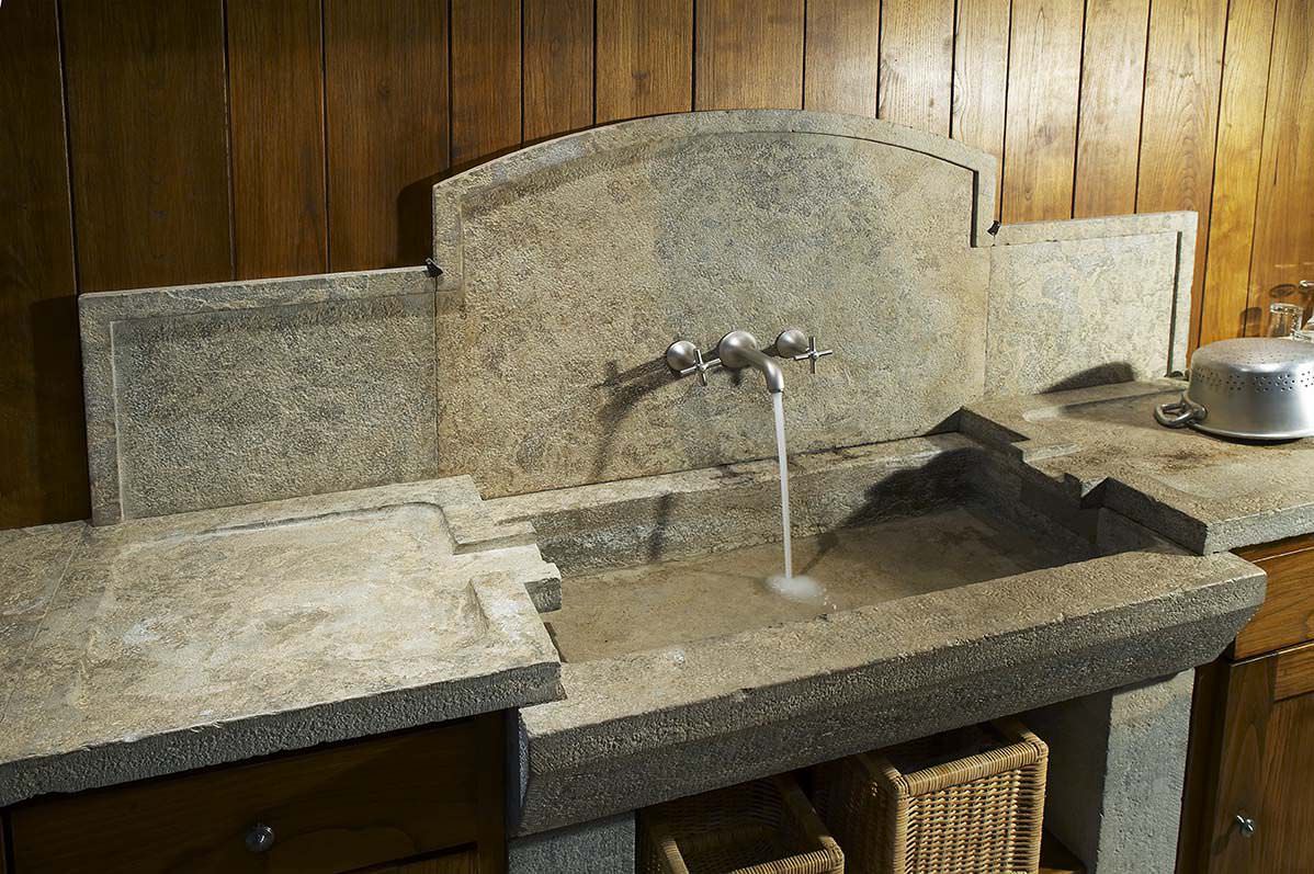20 Beautiful Kitchen Designs With Stone Sinks
