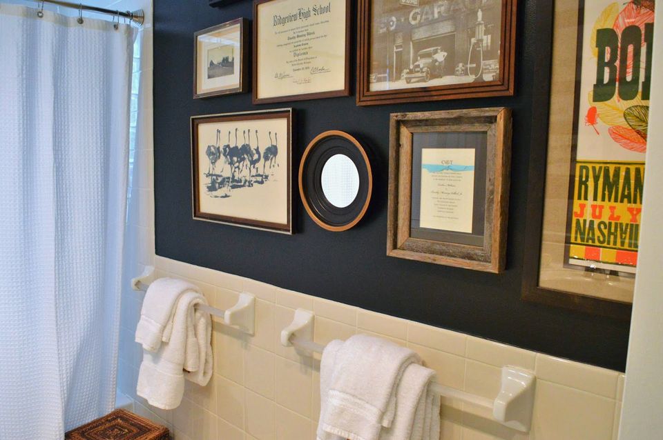 15 Beautiful Bathrooms With A Gallery Wall - Housely