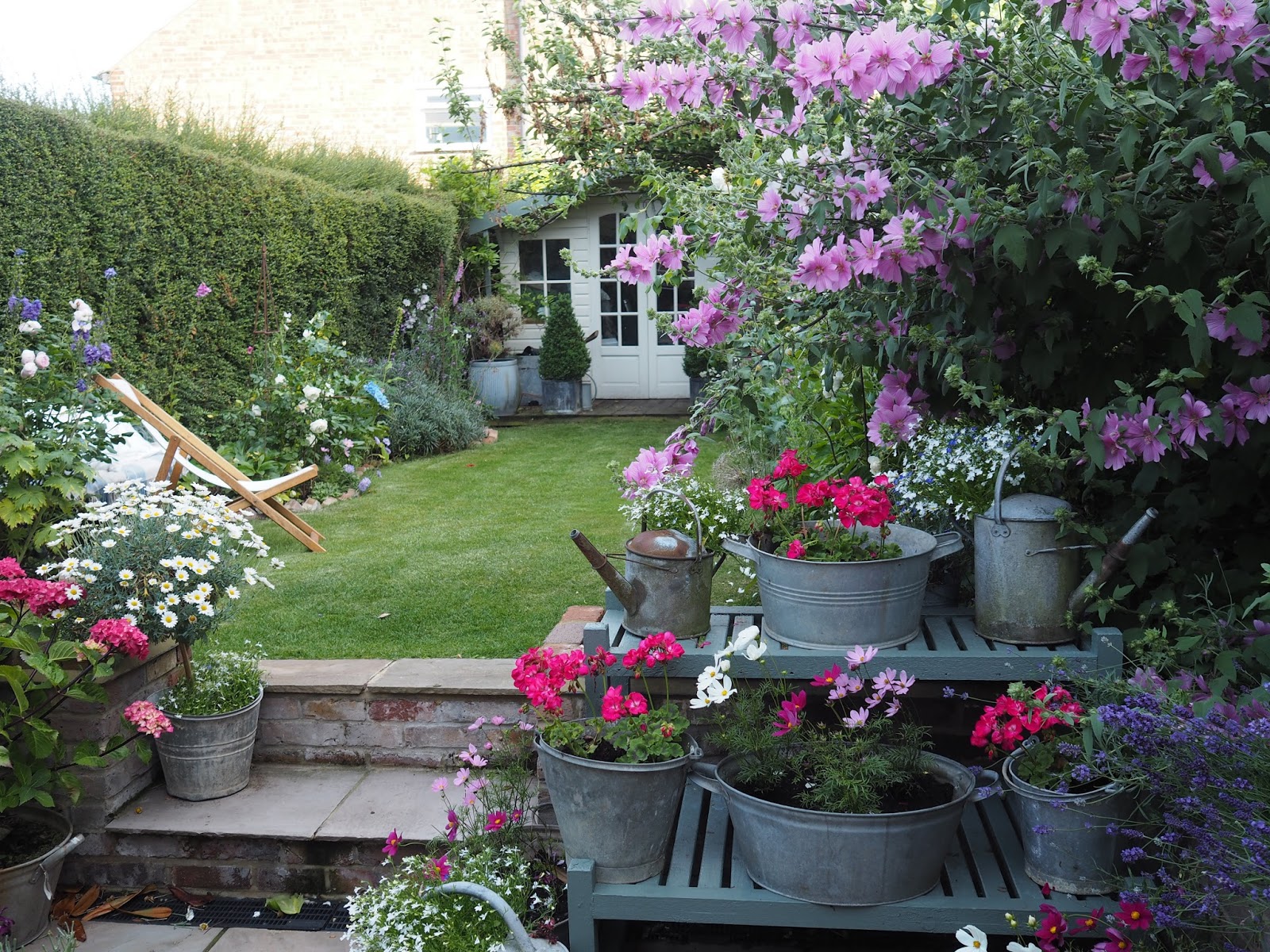 15 Beautiful Summer Inspired Garden Ideas - Housely