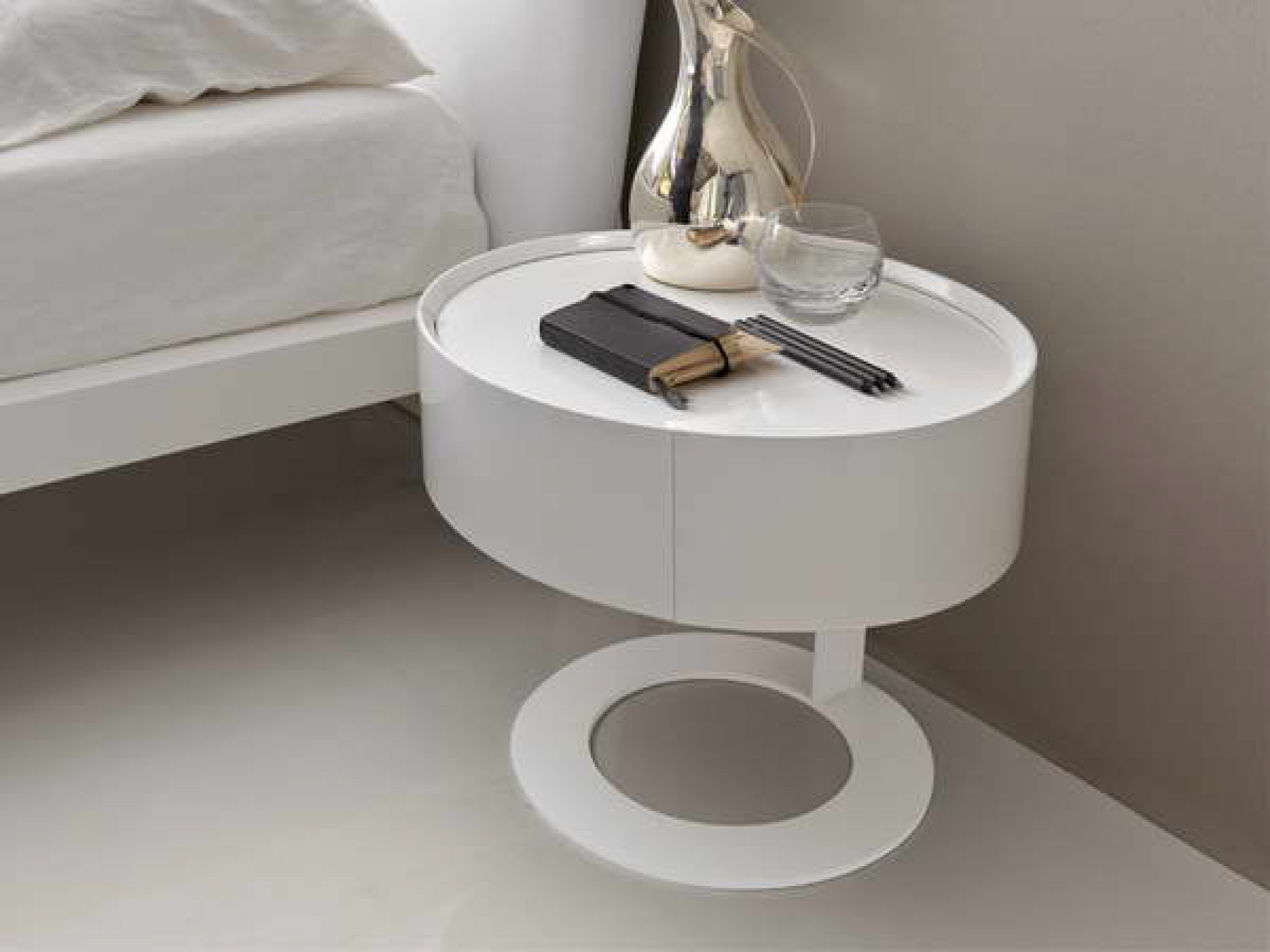 20 Small Side Table Ideas For Your Bedroom - Housely