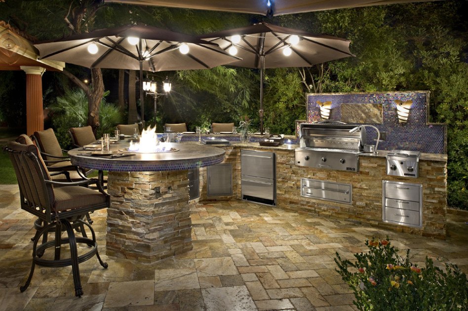 20-beautiful-outdoor-kitchens-with-bars-housely