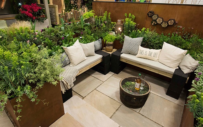 outdoor sitting area with garden