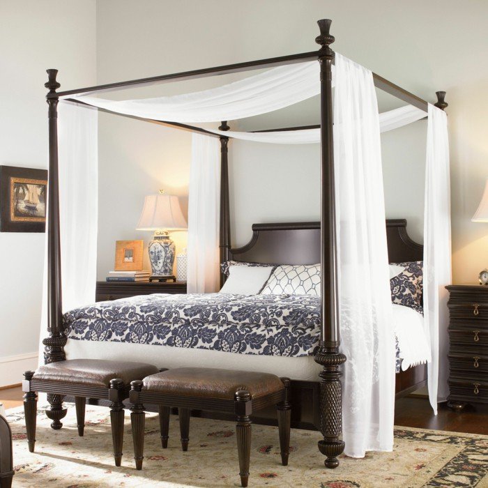 four poster bed with curtain