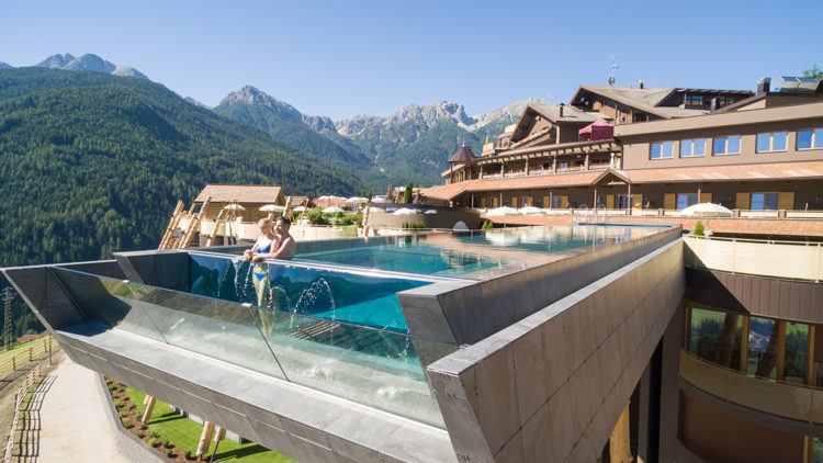 amazing sky pool hanging over ledge