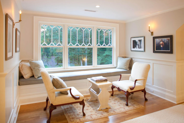 beautiful living room with bench seat