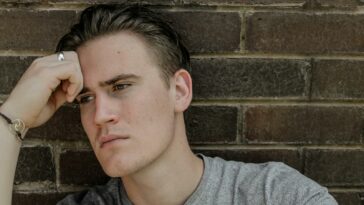 Man Wearing Heather-gray Crew-neck Shirt