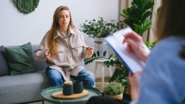 Woman explaining problems to crop psychologist