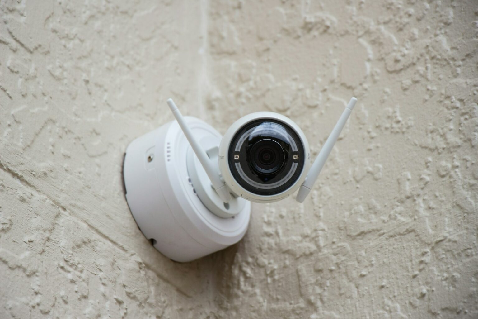 15 Signs Your House Might Be Watched By Robbers - Housely