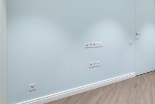 15 Smart Tricks From Designers to Brighten Any Windowless Room - Housely