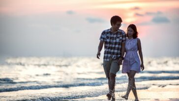 couple, holding hands, beach