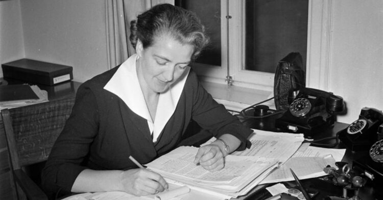 10 Ways Life For Women Was More Restrictive In The 1950s