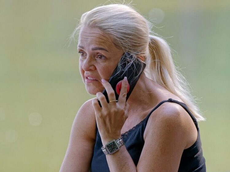 woman, phone call, park, outdoors, caucasian, talking on the phone, disappointed, sad, sitting, park bench, lakeshore, woman, phone call, phone call, phone call, phone call, phone call, disappointed, disappointed, disappointed