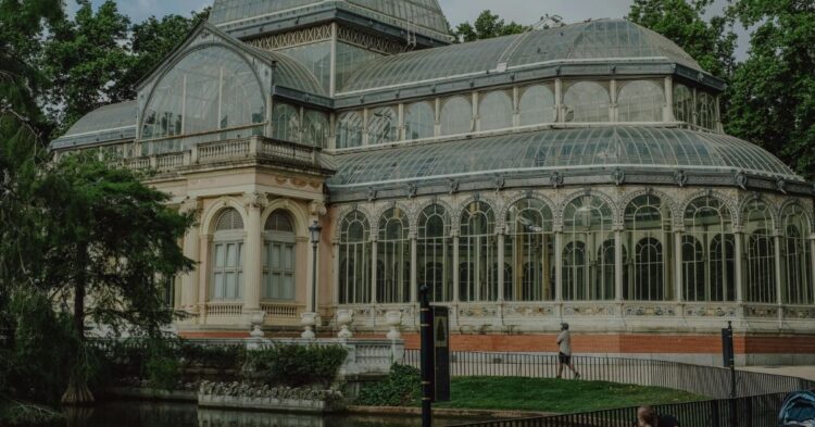 10 Touches That Bring Victorian Style To Your Garden