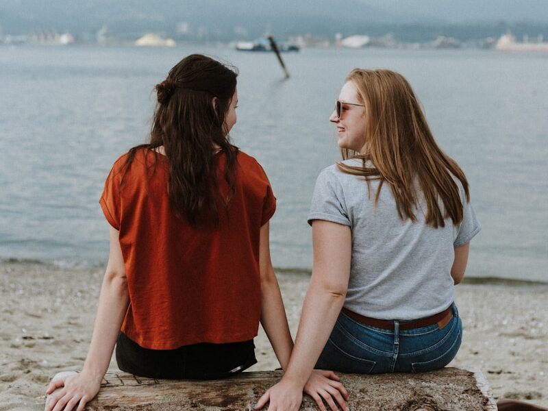 red crew-neck shirt