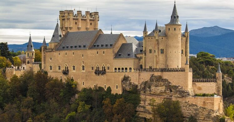 10 Details That Made Medieval Castles More Than Just Fortresses