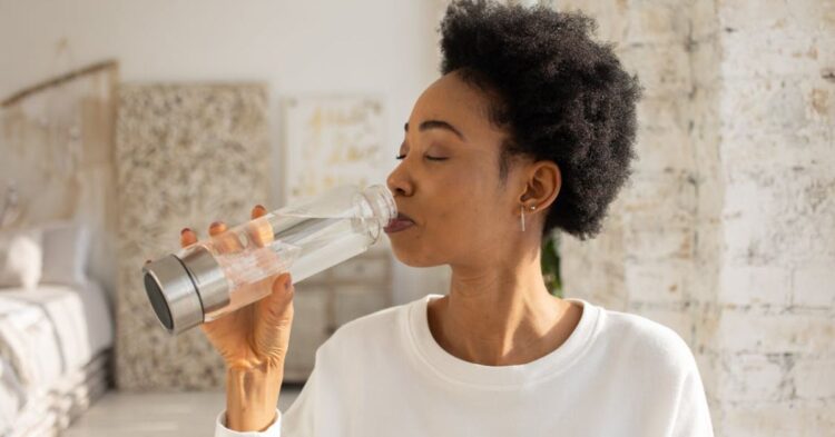 10 Body Clues You’re Seriously Slacking On Water