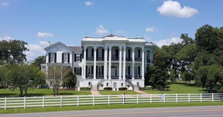 10 Facts That Reveal The Dark Legacy Of The Nottoway Plantation