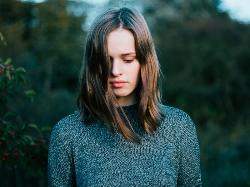 woman wearing gray knitted sweater