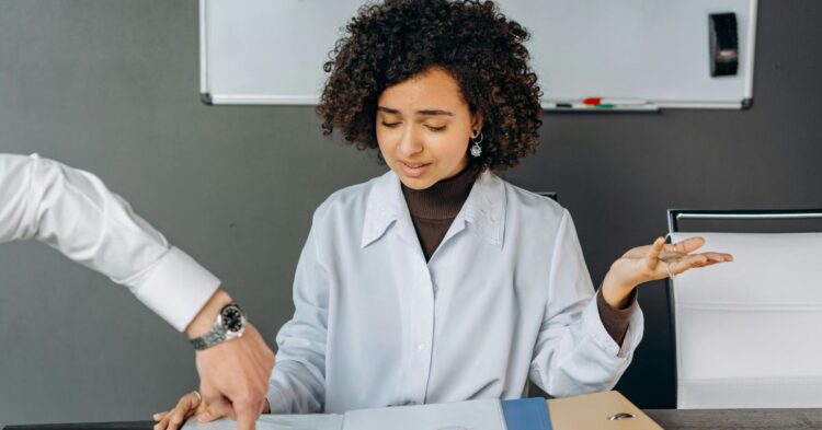 10 Verbal Warning Signs Of An Incompetent Employee