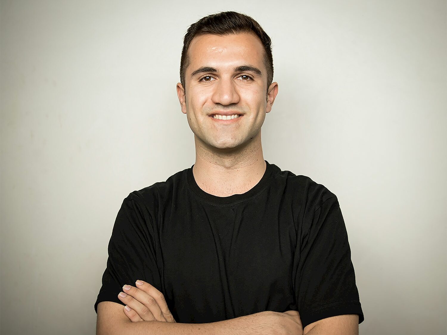 man in black crew neck t-shirt