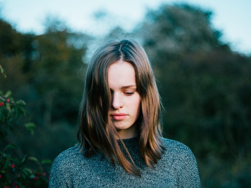 woman wearing gray knitted sweater