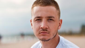 men's white top close-up photography