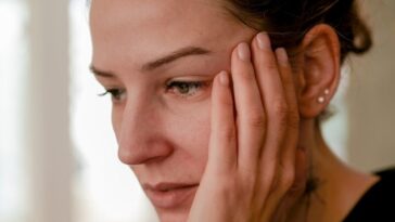 a person with the hand on the face