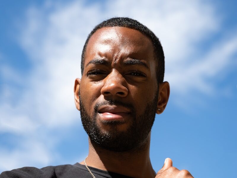 man in black crew neck shirt wearing white earbuds