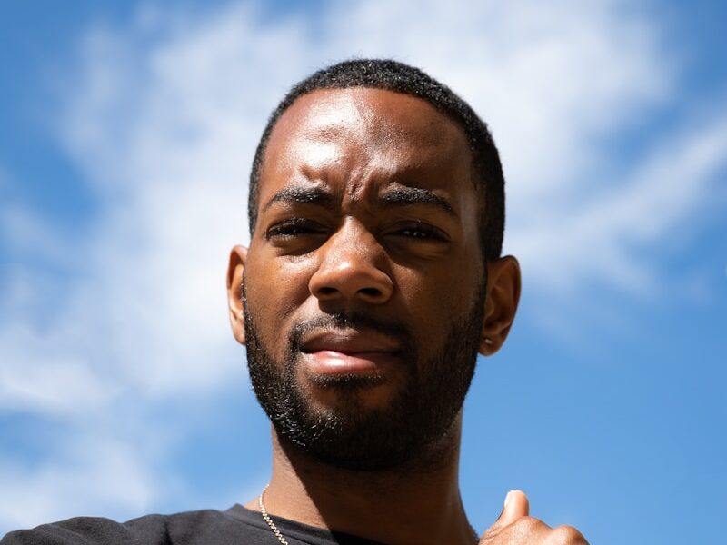 man in black crew neck shirt wearing white earbuds